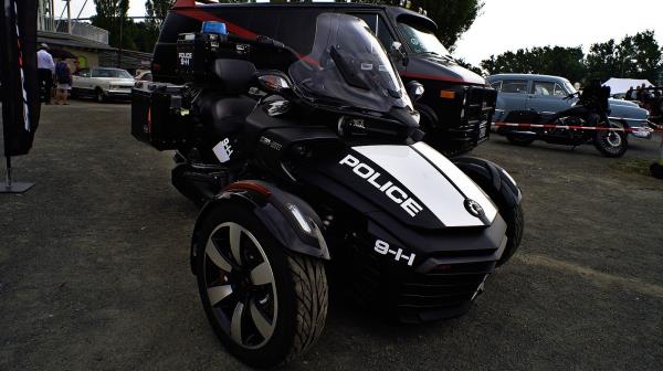 Can-AM Spyder F3-P:专为警察建造的三轮车